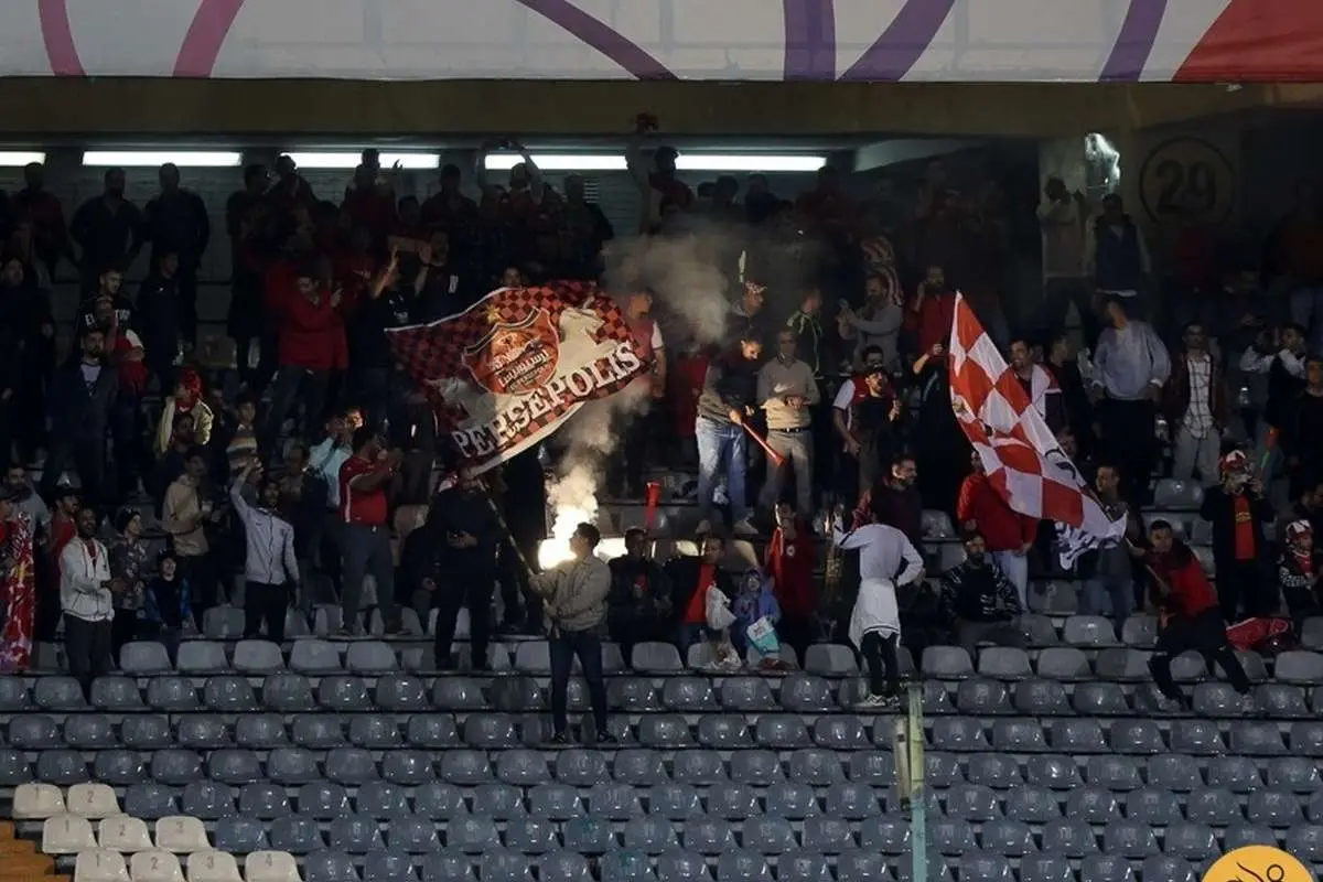 (ویدئو) لحظه اصابت سنگ به داور دربی توسط تماشاگران پرسپولیس