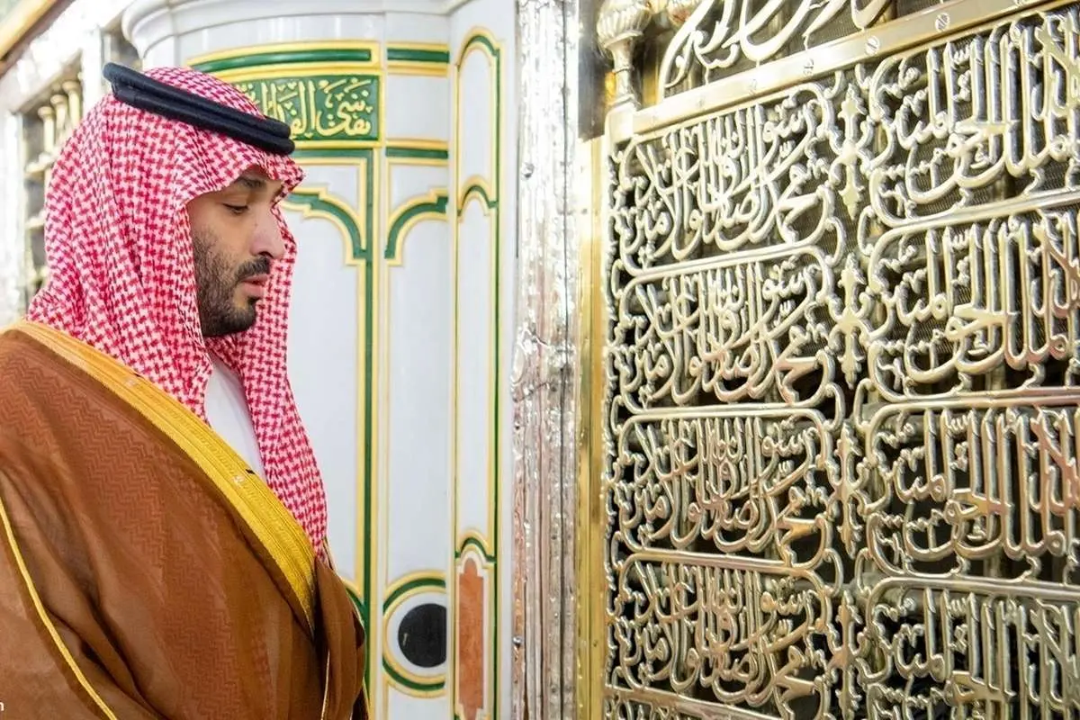 (ویدئو) محمد بن سلمان حرم پیامبر(ص) را زیارت کرد