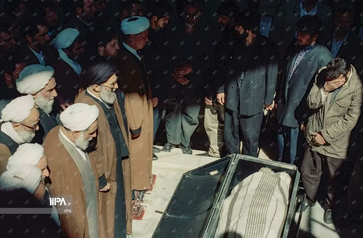 عکس‌های منتشر نشده از مراسم تشییع پیکر سید احمد خمینی