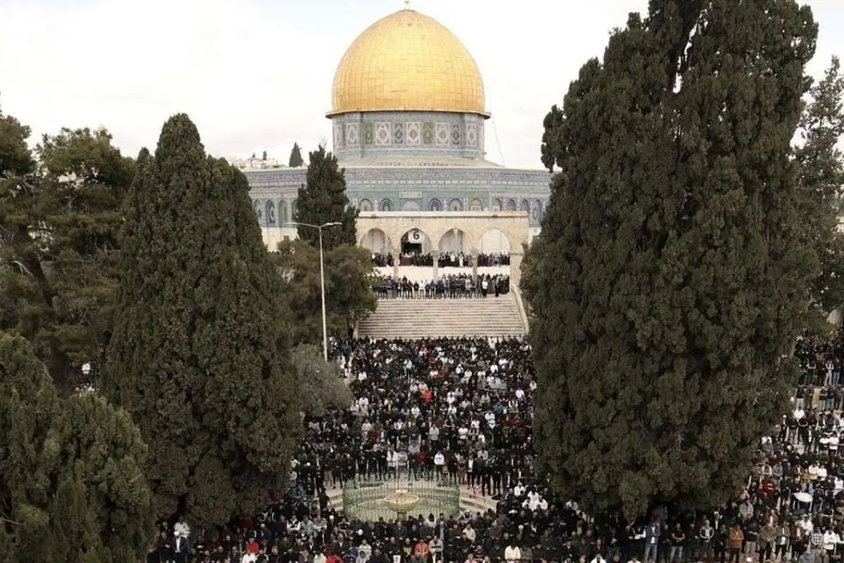 (تصاویر) حضور ۸۰ هزار فلسطینی در نماز جمعه مسجد الاقصی