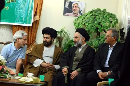 عکس> دیدار نوه امام و حجاریان با عرب سرخی