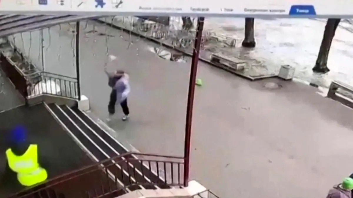 (ویدئو) حمله با کوکتل مولوتف به مرکز رأی‎‌گیری در روسیه