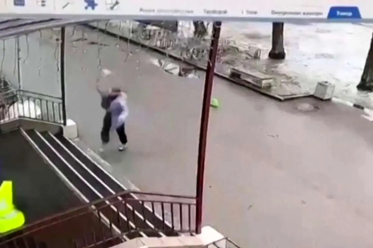 (ویدئو) حمله با کوکتل مولوتف به مرکز رأیگیری در روسیه