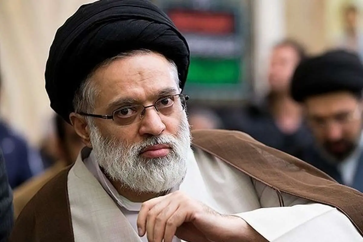 (ویدئو) خادمی فرزند رهبر انقلاب در چایخانه حرم امام رضا(ع)