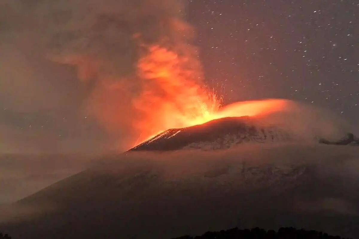 (ویدیو) هشدار زرد در پی فوران آتشفشان در مرکز مکزیک