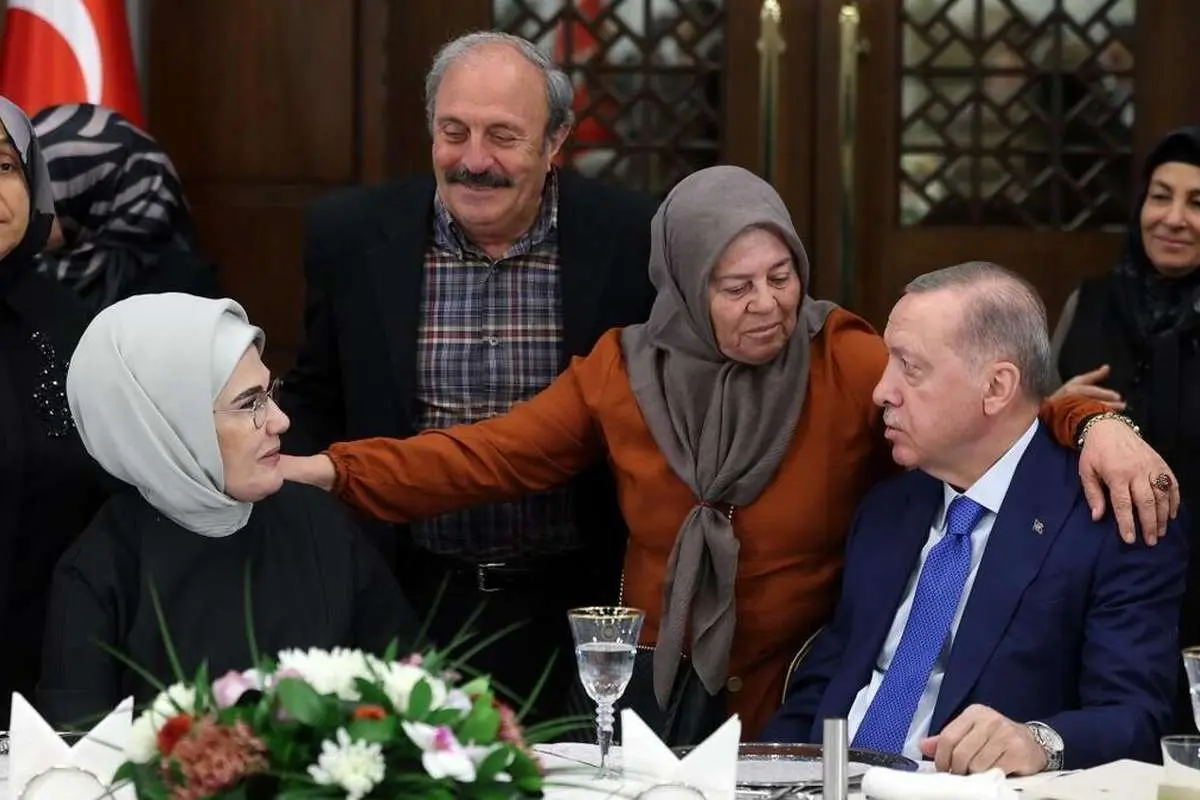 (تصاویر) اردوغان و همسرش در مراسم افطاری با خانواده شهدا