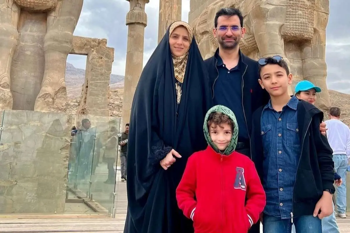 (عکس) آذری جهرمی با همسر و فرزندانش در سفر