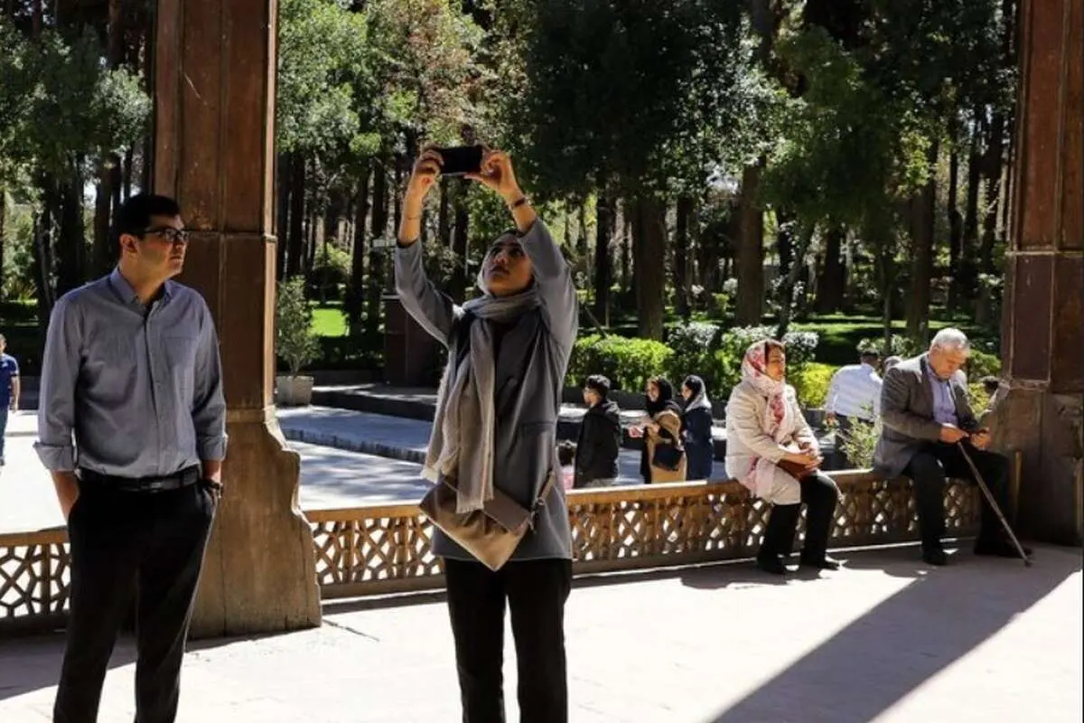 (تصاویر) مسافران نوروزی در کاخ چهلستون