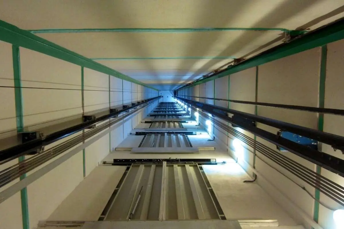 (ویدئو) سقوط دلخراش یک کارگر در چاهک آسانسور