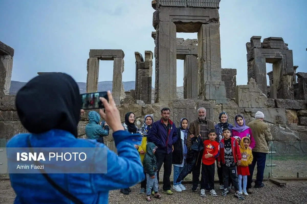 (تصاویر) مسافران نوروزی در تخت جمشید