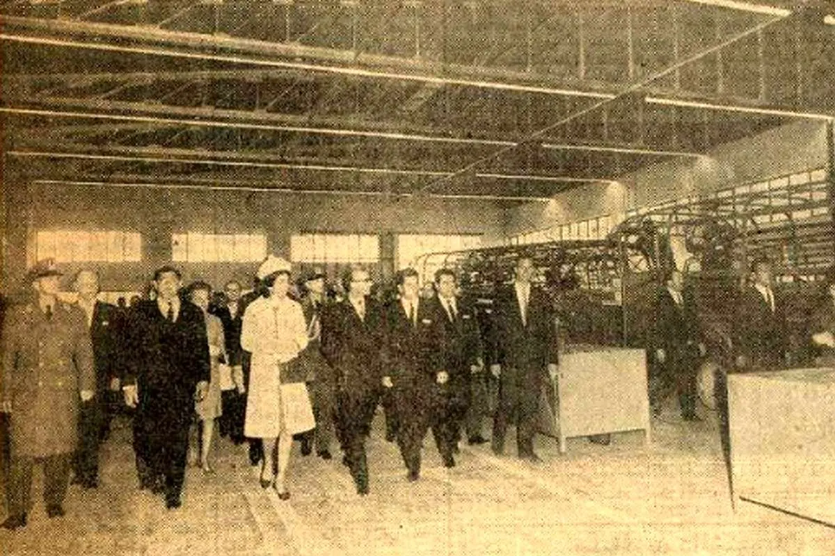 (تصویر) اولین ماشین مونتاژی که به فرح پهلوی اهدا شد