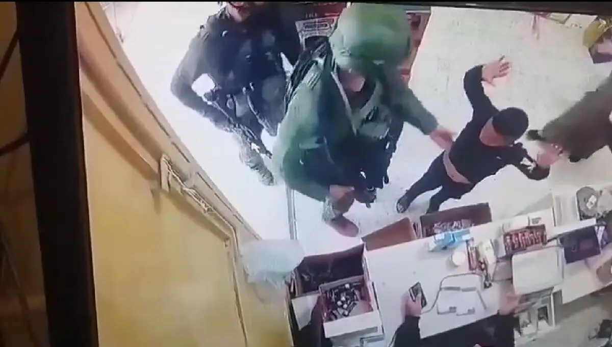 (ویدئو) چرا نظامیان اسرائیلی لباس کودک فلسطینی را از تنش خارج کردند