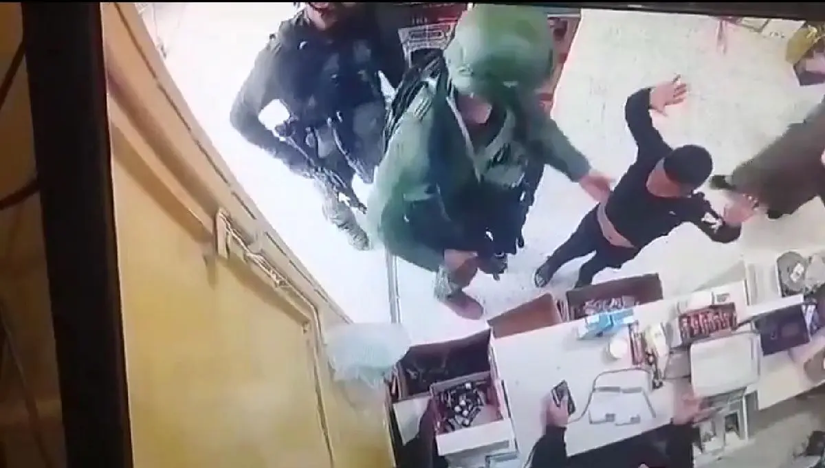 (ویدئو) چرا نظامیان اسرائیلی لباس کودک فلسطینی را از تنش خارج کردند