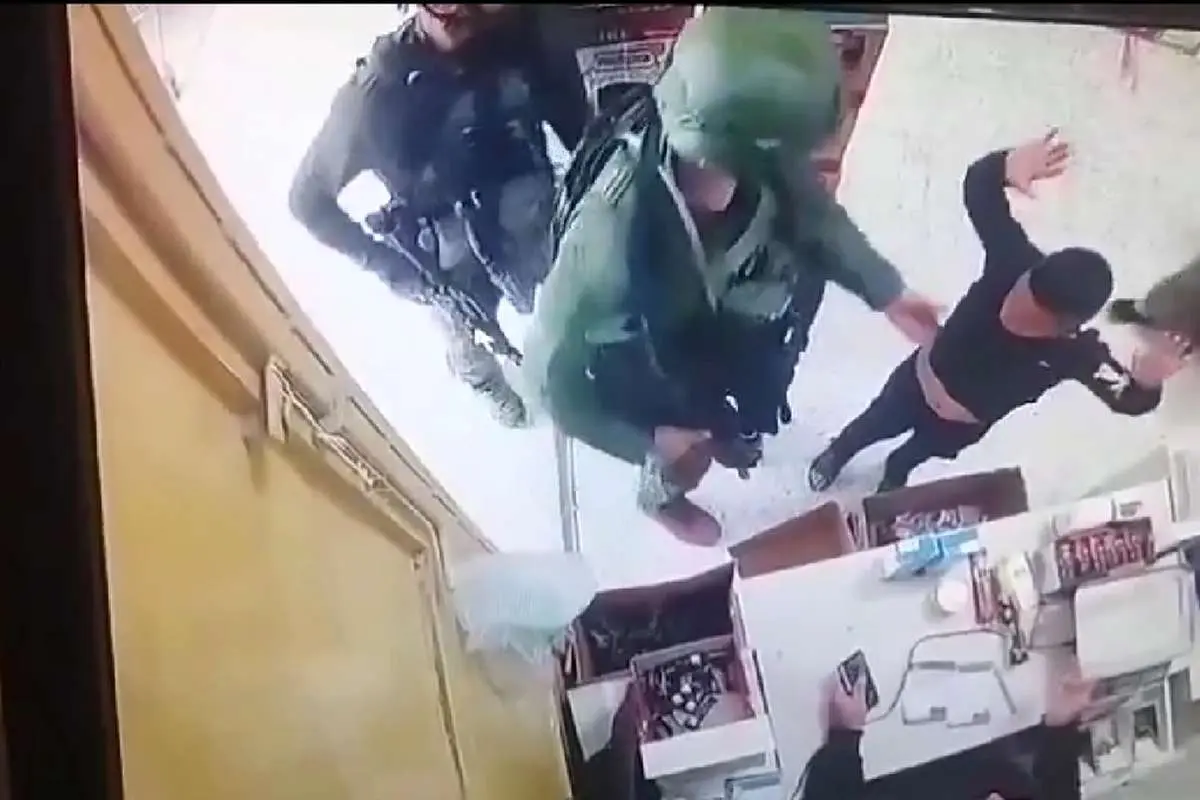 (ویدئو) چرا نظامیان اسرائیلی لباس کودک فلسطینی را از تنش خارج کردند