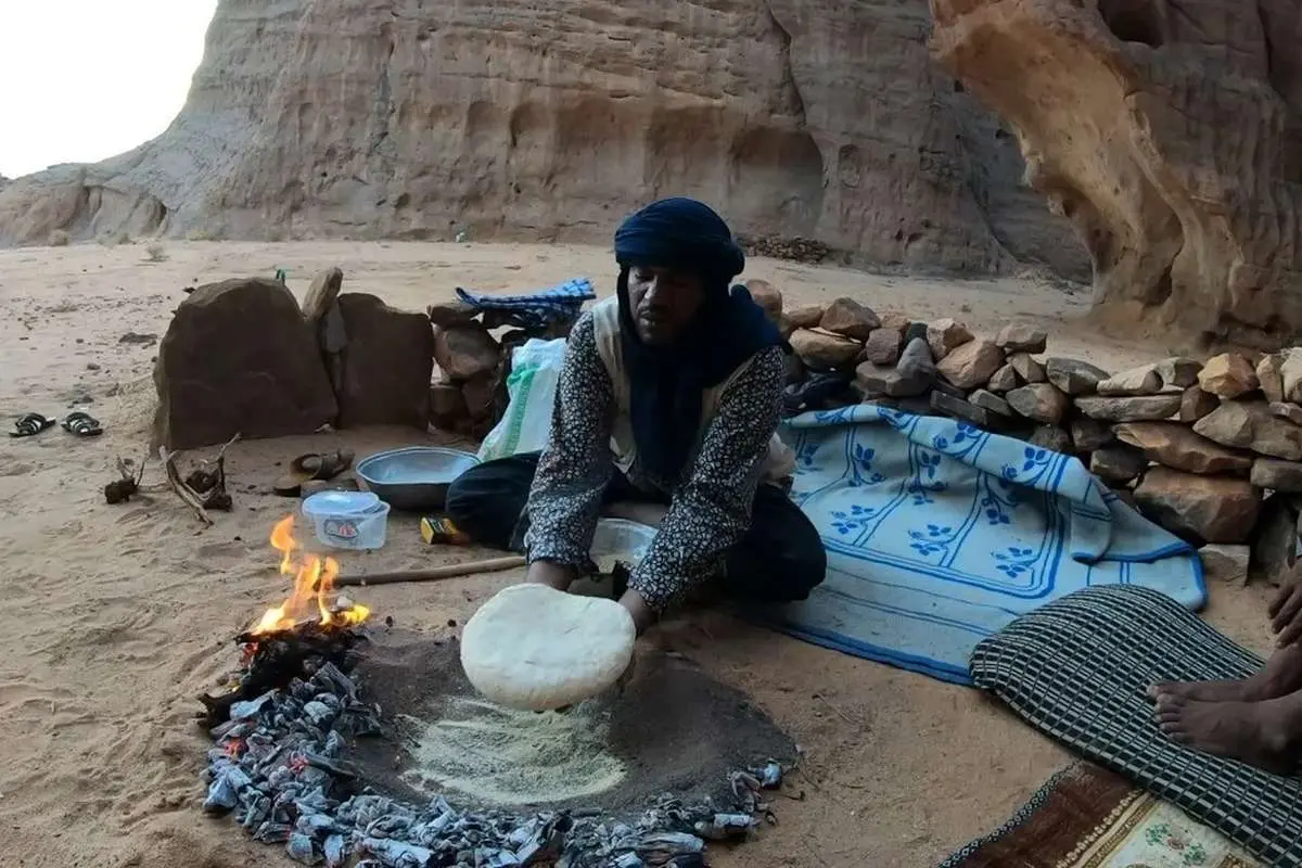 (ویدیو) طرز تهیه نان تاگولا توسط صحرانشینان الجزایری