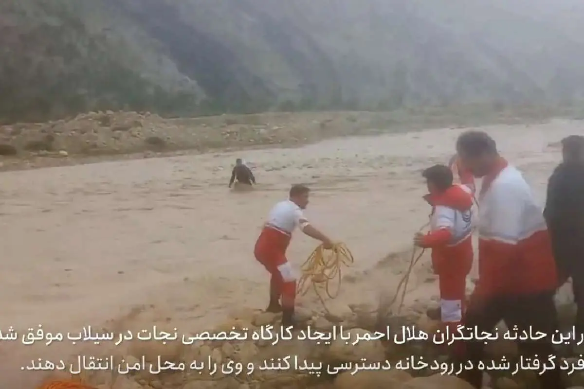 (ویدئو) لحظه نجات فرد گرفتار در رودخانه درودزن