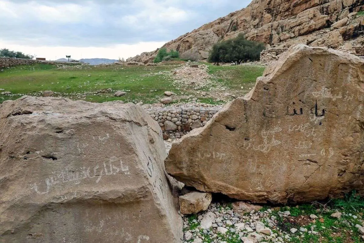 (تصاویر) سنگ نگاره «کول فرح»
