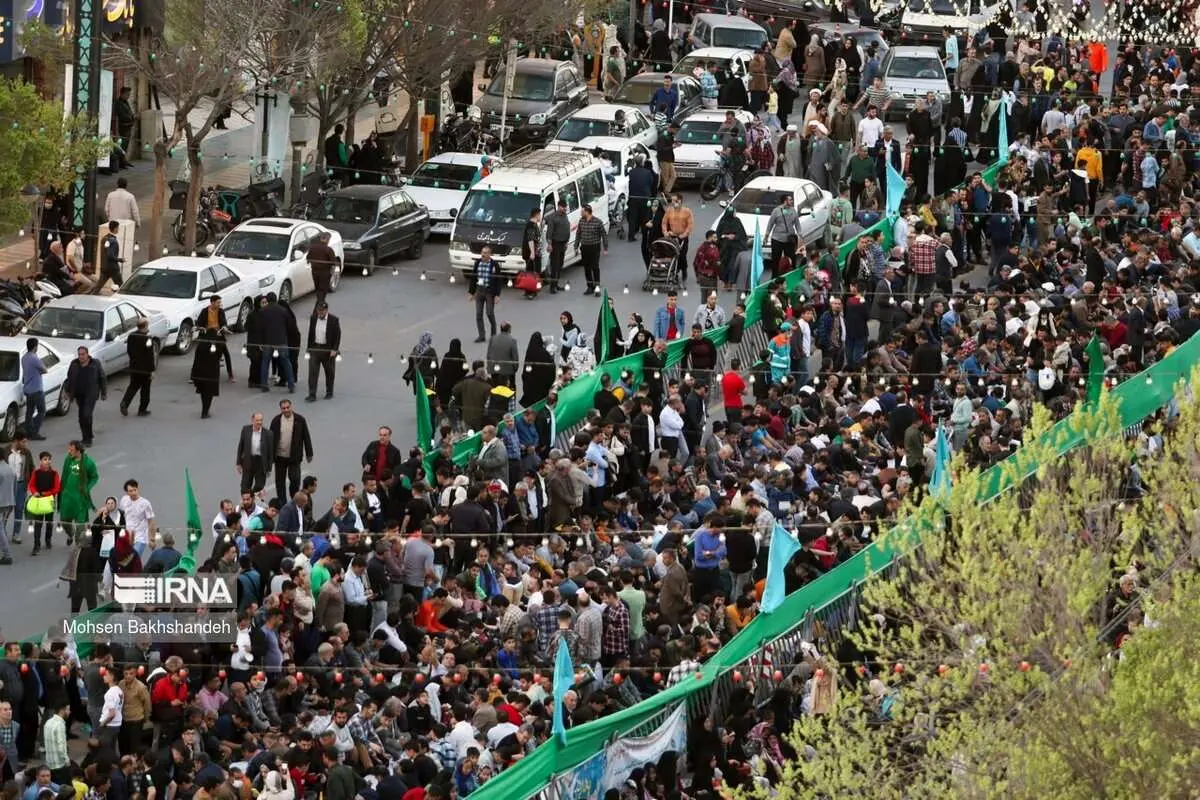 (تصاویر) سفره افطار شش کیلومتری در مشهد