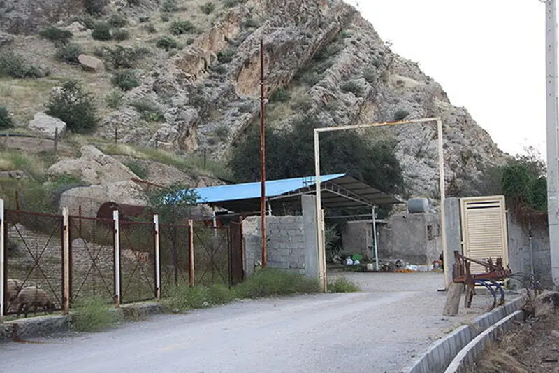ساخت و ساز در کنار سنگ نبشته