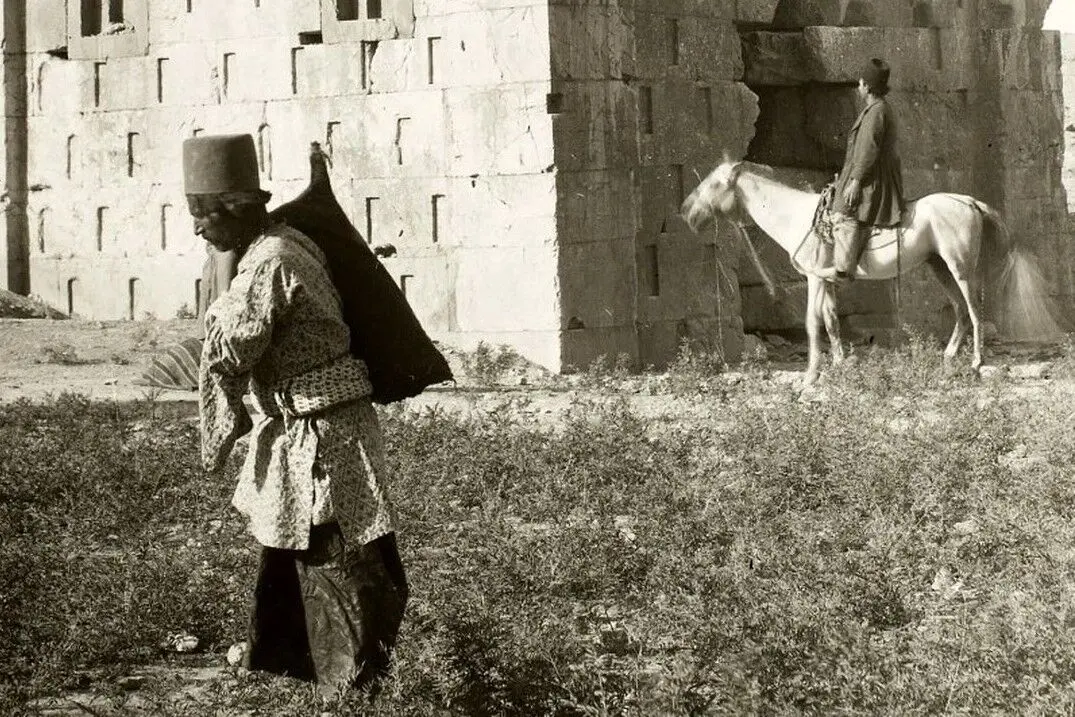 تصاویری از «بساط چای کنار کعبۀ زرتشت» تا «شن‌بازی شاهزاده قجری در ساحل دریای خزر»