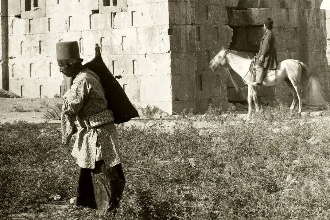 تصاویری از «بساط چای کنار کعبۀ زرتشت» تا «شن‌بازی شاهزاده قجری در ساحل دریای خزر»
