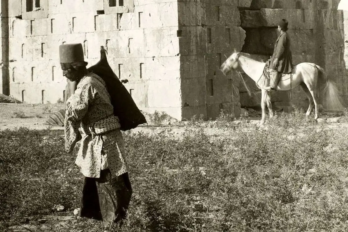 تصاویری از «بساط چای کنار کعبۀ زرتشت» تا «شنبازی شاهزاده قجری در ساحل دریای خزر»