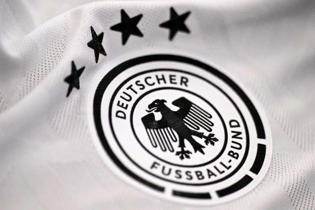 (عکس) دردسر آدیداس به دلیل شباهت به نماد نازی‌ها