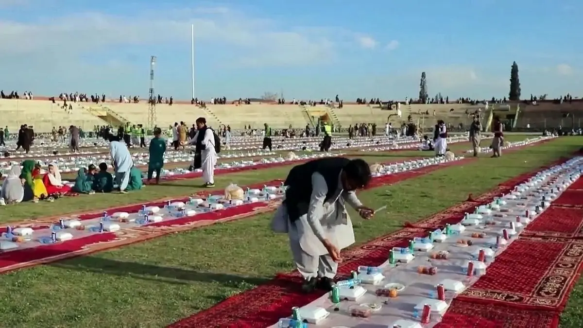 (ویدئو) افطار دسته جمعی در استادیوم فوتبال افغانستان