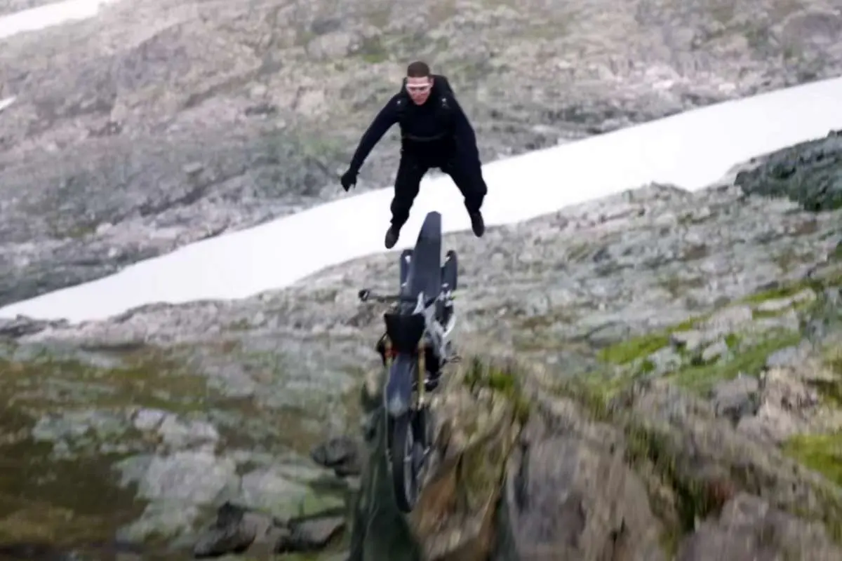 (ویدیو) بدلکاری ترسناک تام کروز با پرش واقعی از روی کوه