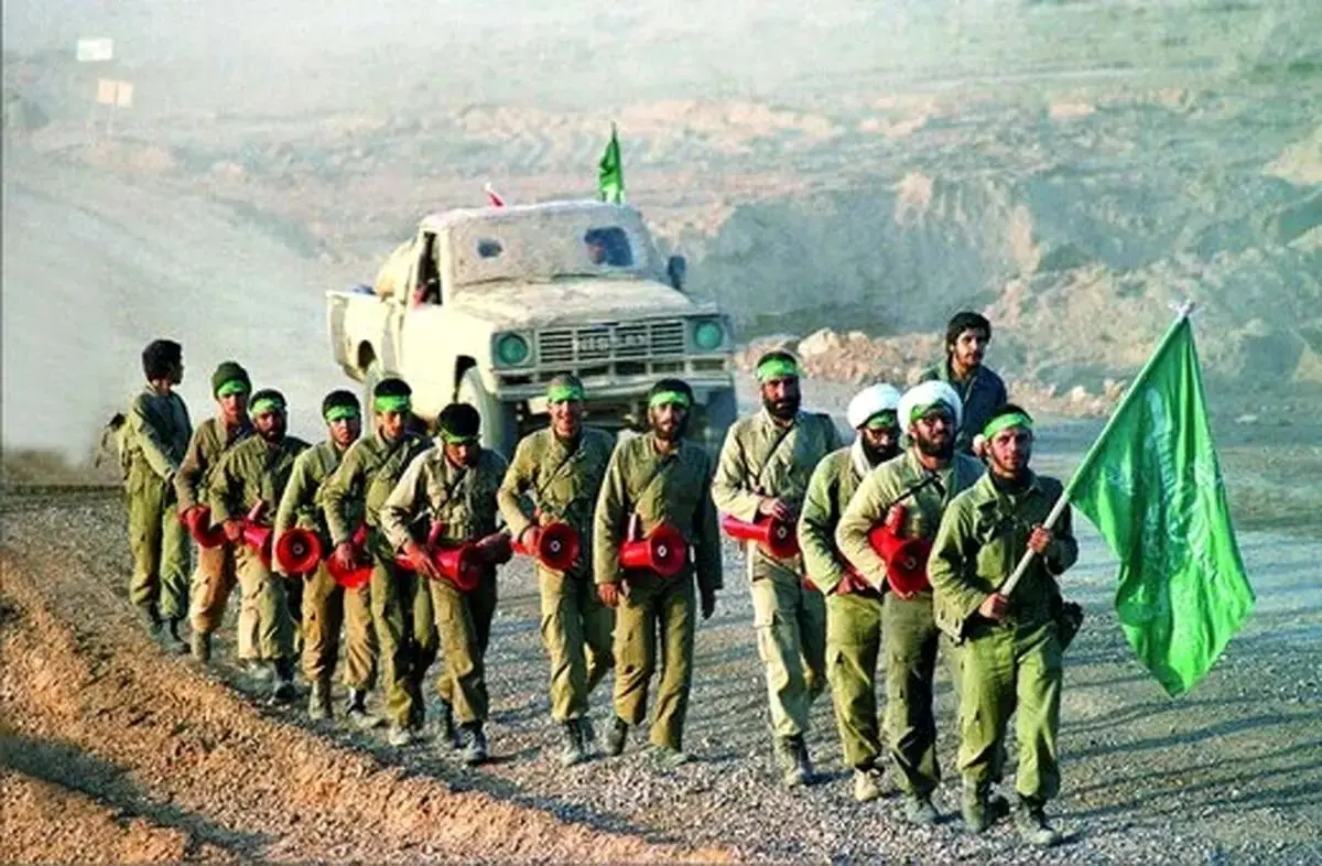 محسن رضایی با یک هواپیمای جنگنده به تهران آمد