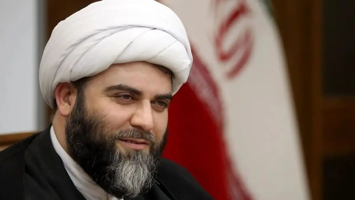 آقا گفتند من تمام جامعه ایران را انقلابی می‌دانم نه عده خاصی را