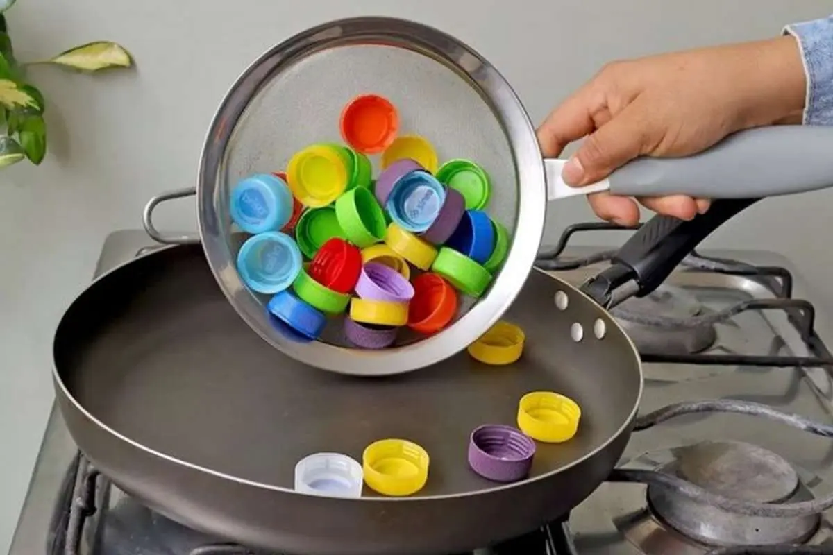 (ویدئو) درهای پلاستیکی نوشابه را در ماهی‌تابه آب کنید و این سبد زیبا را بسازید