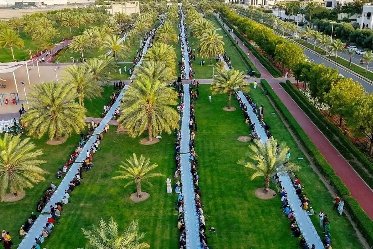 (ویدئو) طولانیترین سفره افطار دسته جمعی در امارات