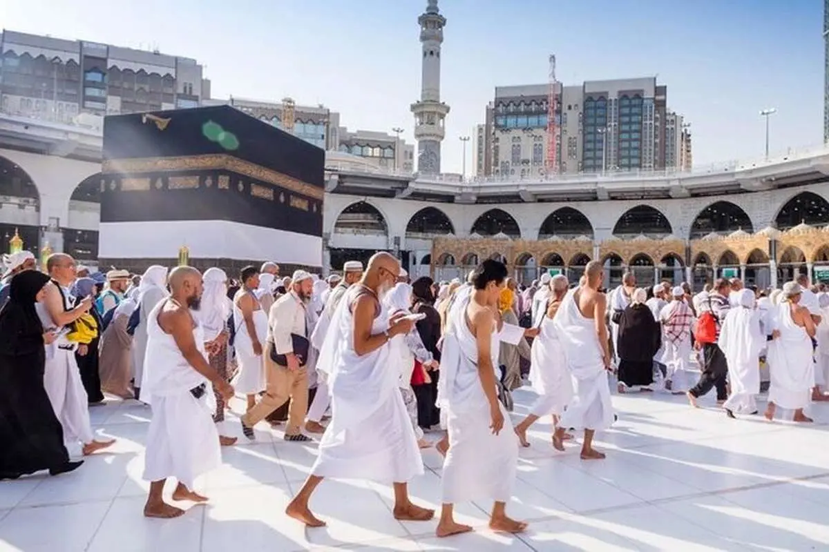 (ویدئو)  حضور یک حاجی دو و نیم متری در طواف کعبه