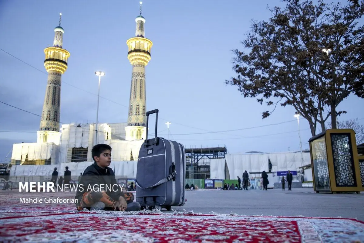 (تصاویر) حضور زائران نوروزی اطراف حرم مطهر امام رضا(ع)