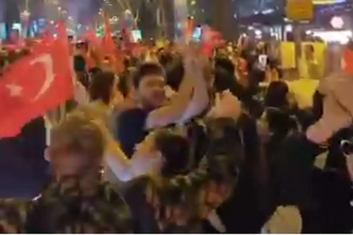 (ویدئو) پایکوبی در ترکیه در پی شکست حزب اردوغان