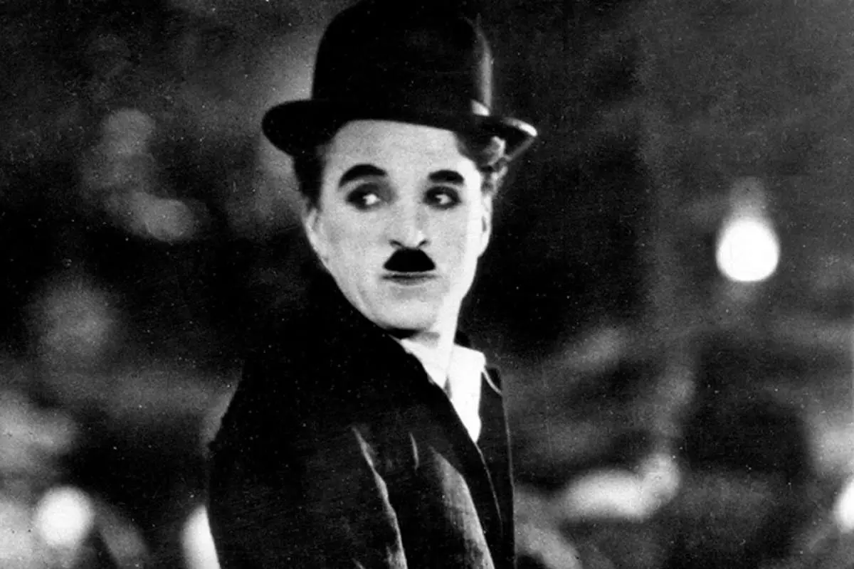 آخرین عکس از چارلی چاپلین سال ۱۹۷۷؛ خیلی پیر و روی ویلچر