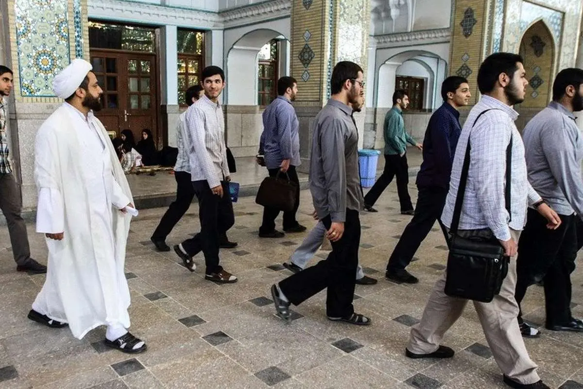 ساختن حوزه‌های لاکچری مهم‌تر است یا معیشت طلاب؟