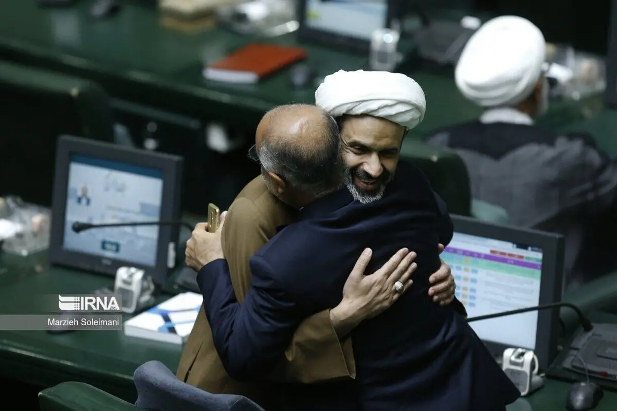 (تصاویر) حاشیه‌هایی از نخستین جلسه مجلس در سال جدید