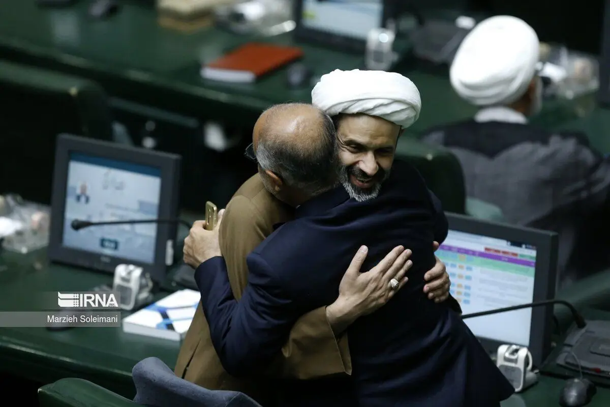 (تصاویر) حاشیه‌هایی از نخستین جلسه مجلس در سال جدید