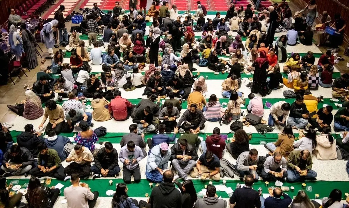 (ویدئو) برپایی افطاری بزرگ در کلیسای بریستول انگلیس
