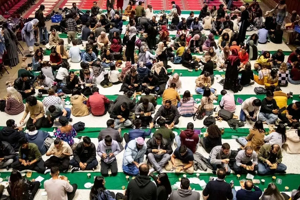 (ویدئو) برپایی افطاری بزرگ در کلیسای بریستول انگلیس