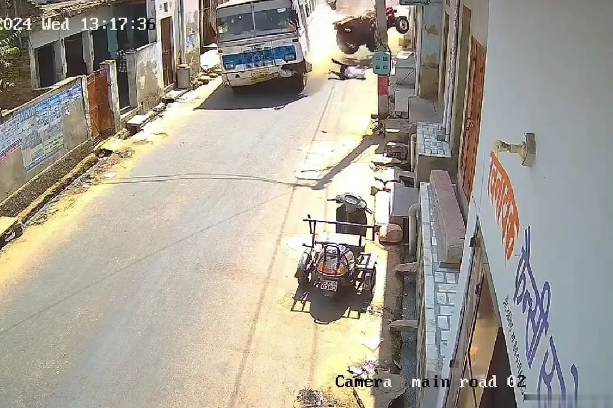 (ویدئو) تصادف شدید اتوبوس مسافربری با یک تراکتور