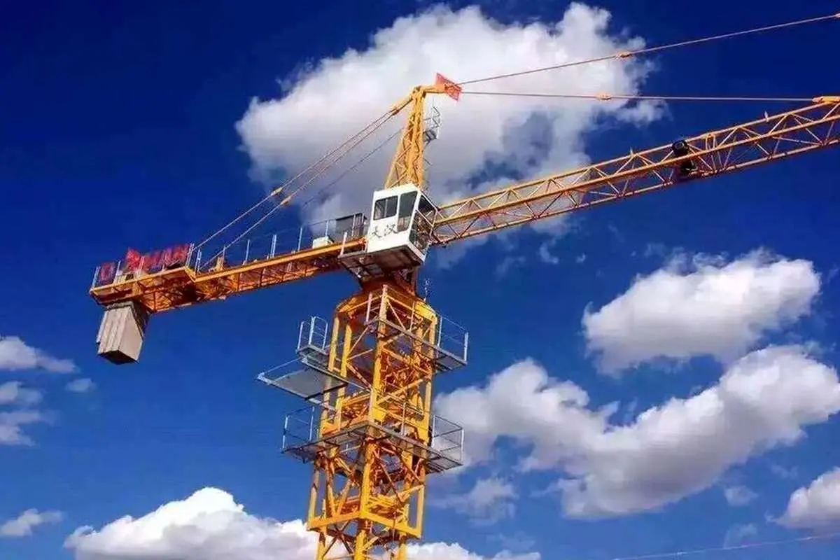 (ویدیو) واژگونی جرثقیل در ولنجک؛ ۲ نفر مصدوم شدند