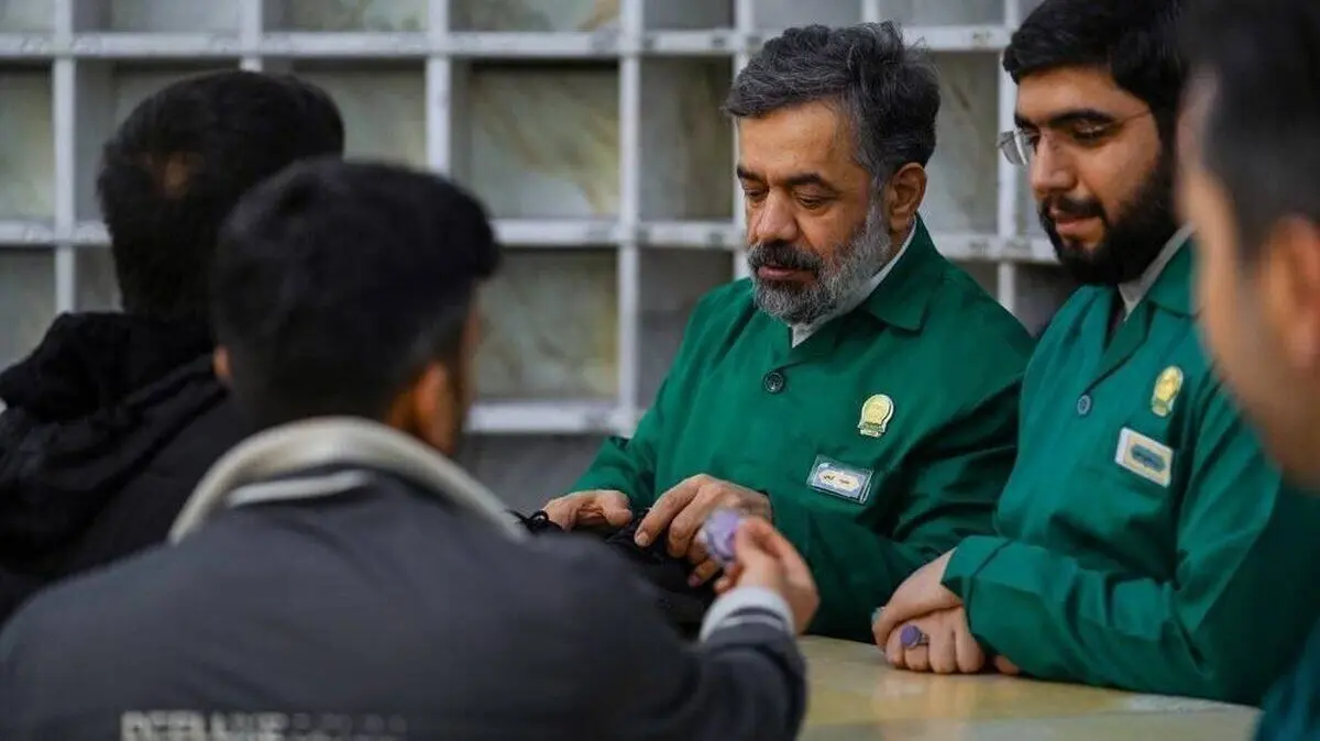 (عکس) محمود کریمی در کفشداری حرم امام رضا(ع)