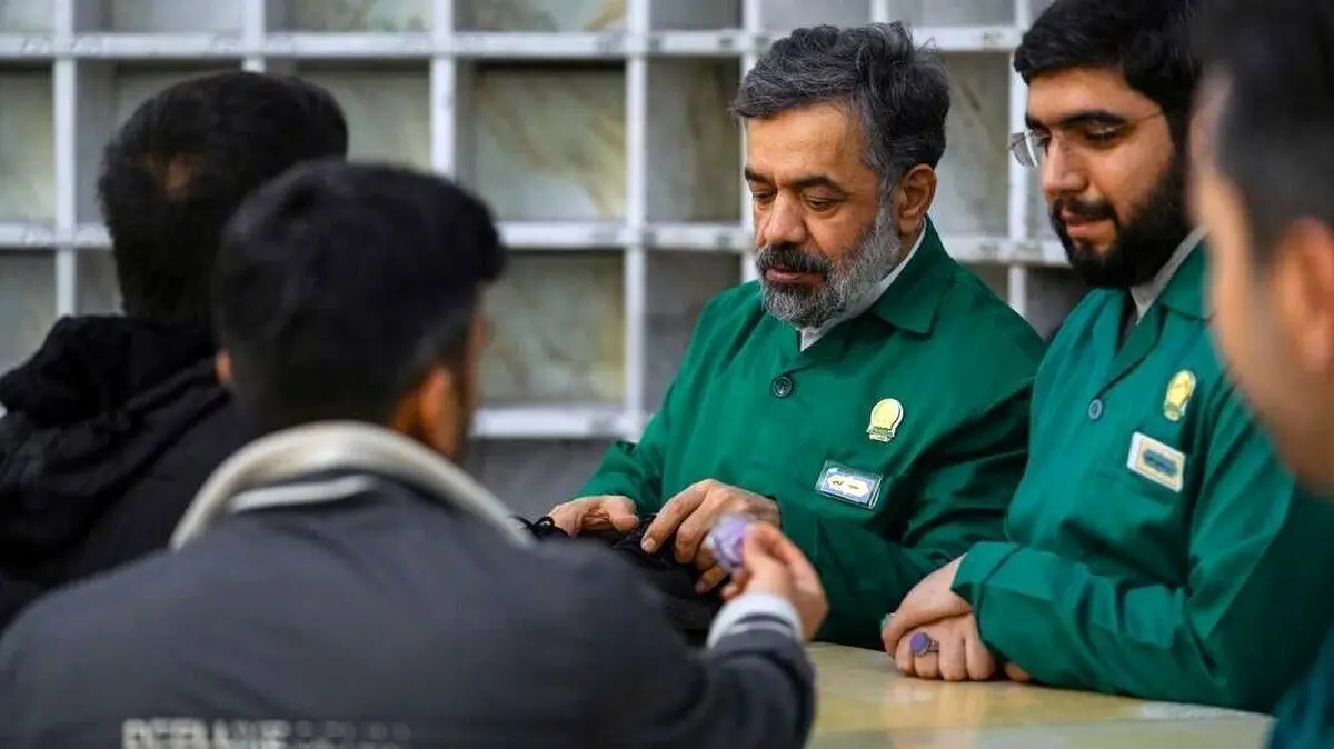 (عکس) محمود کریمی در کفشداری حرم امام رضا(ع)