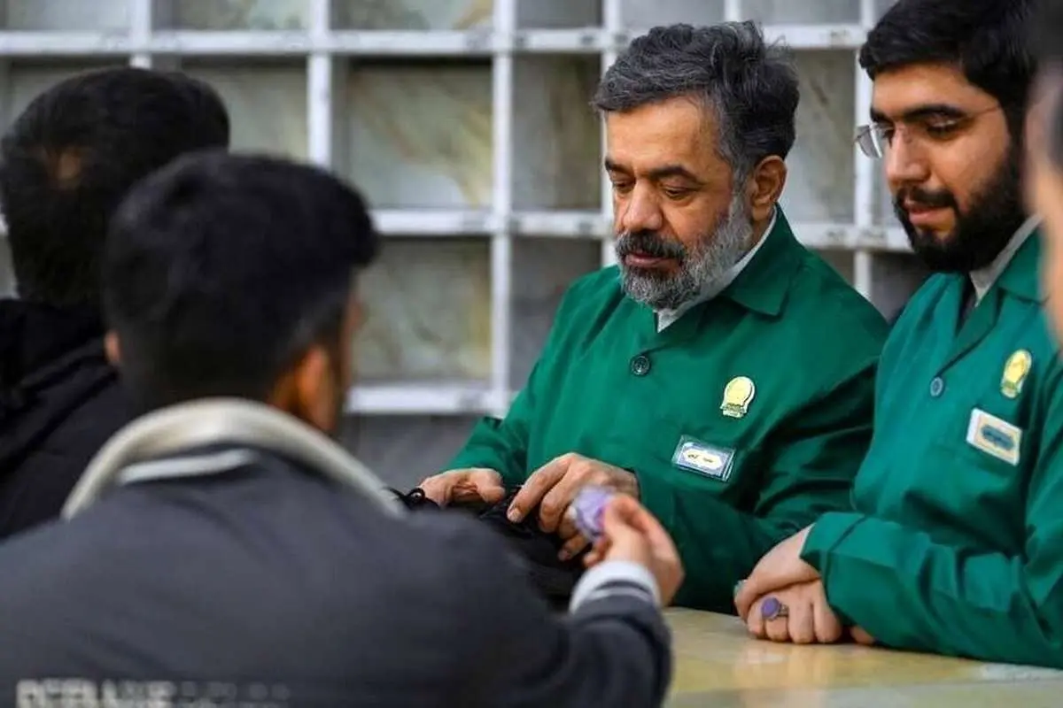 (عکس) محمود کریمی در کفشداری حرم امام رضا(ع)