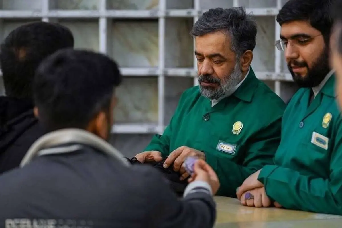 (عکس) محمود کریمی در کفشداری حرم امام رضا(ع)