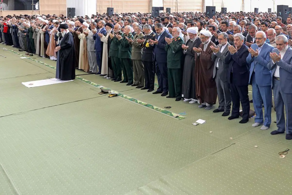 چه کسانی در صف اول نماز عید فطر بودند؟