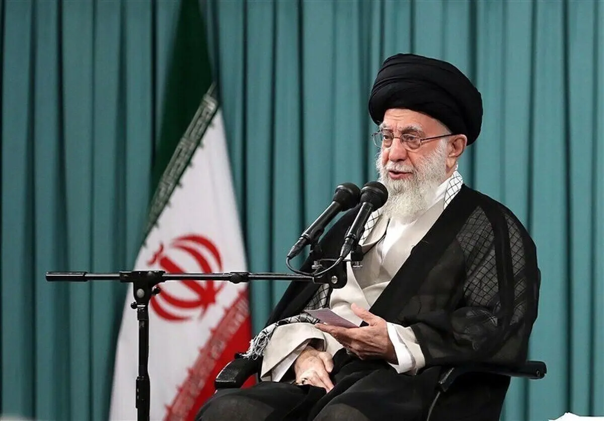 (عکس) سلاح جنگی در دست رهبر انقلاب هنگام ایراد خطبه‌های نماز عید فطر